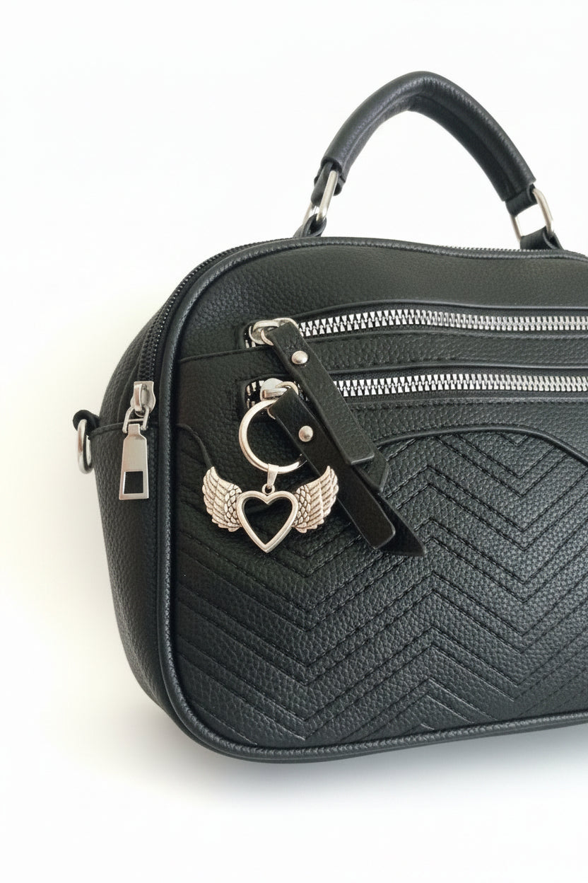 Bolso negro Y2K con corazón alado y detalles metálicos