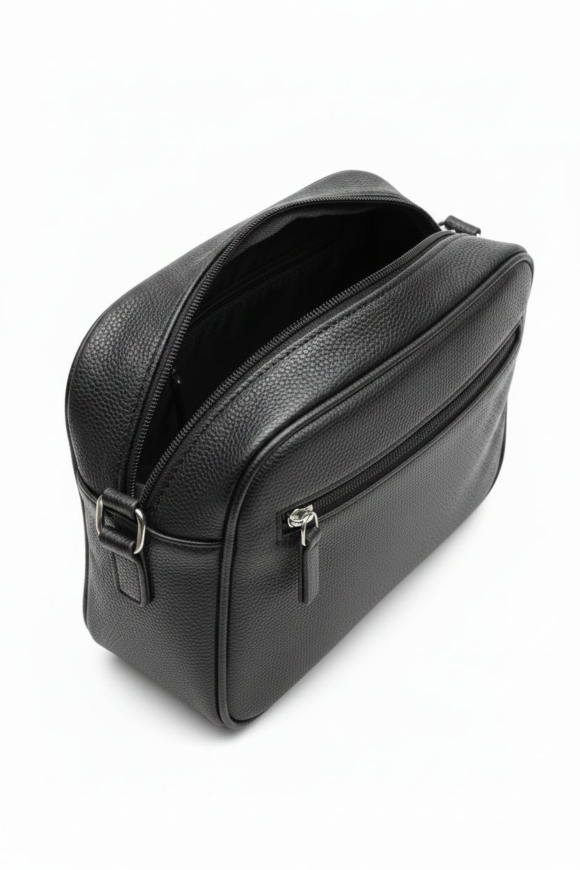 Bolso negro Y2K con corazón alado y detalles metálicos