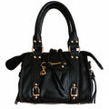 Bolso Y2K con corazón y detalles dorados disponible en negro y beige
