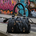 Bolso Y2K con corazón y detalles dorados disponible en negro y beige