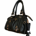 Bolso Y2K con corazón y detalles dorados disponible en negro y beige