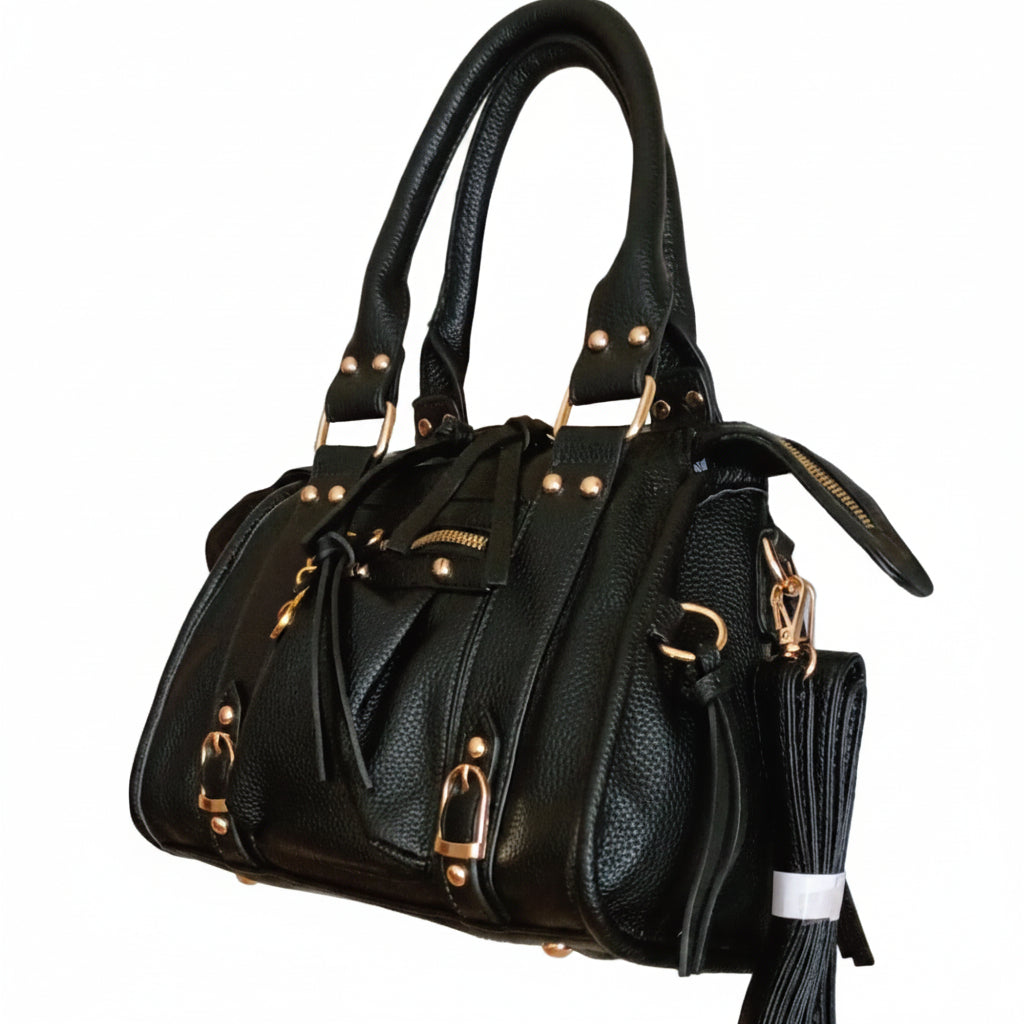 Bolso Y2K con corazón y detalles dorados disponible en negro y beige