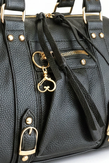 Bolso Y2K con corazón y detalles dorados disponible en negro y beige