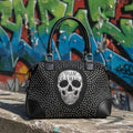 Bolso negro Y2K con calavera y tachuelas plateadas