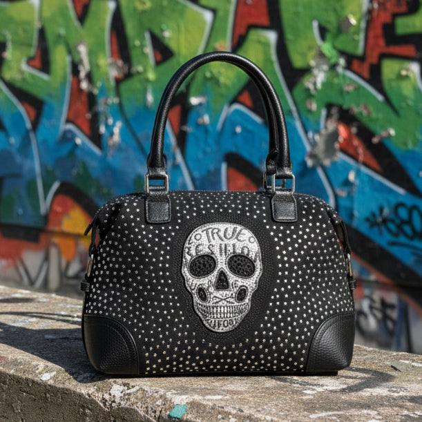 Bolso negro Y2K con calavera y tachuelas plateadas