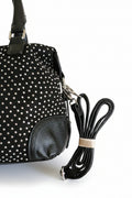Bolso negro Y2K con calavera y tachuelas plateadas