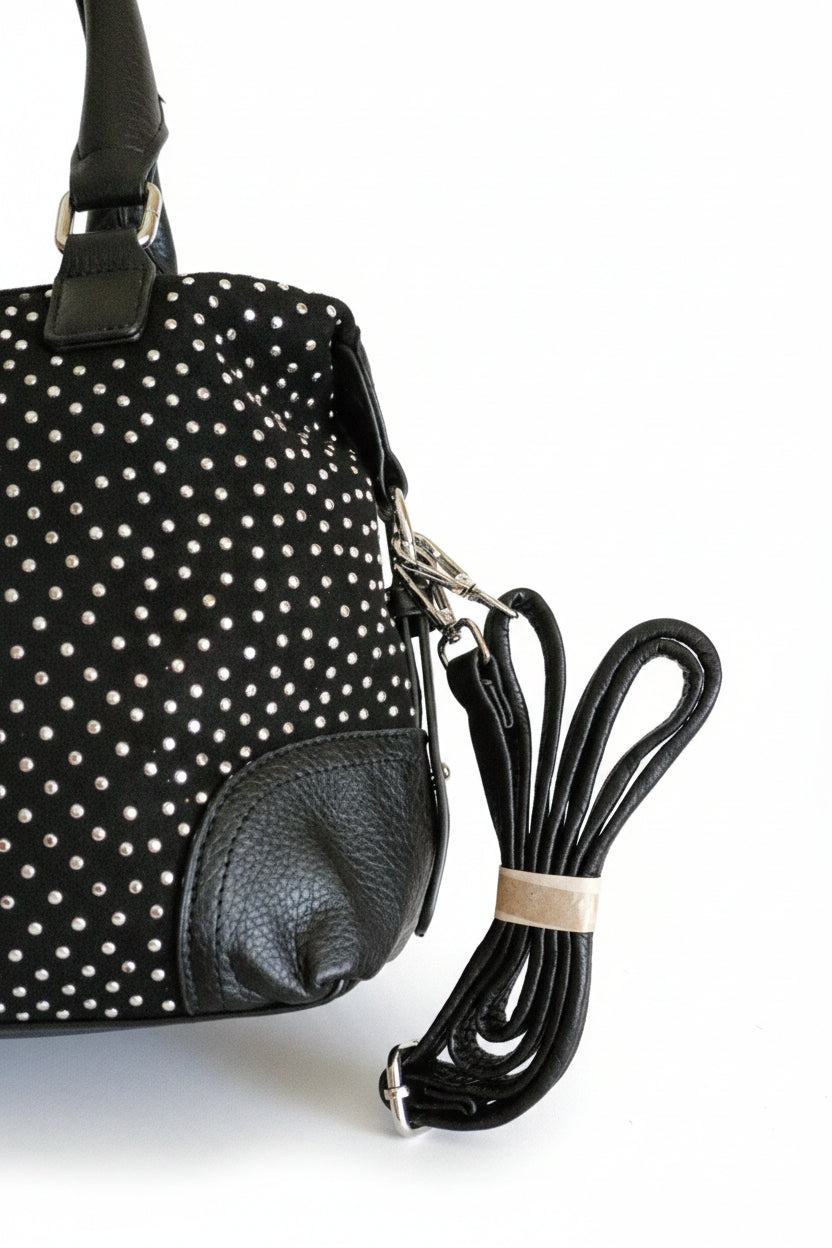 Bolso negro Y2K con calavera y tachuelas plateadas