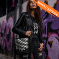 Bolso negro Y2K con remaches plateados y flecos largos