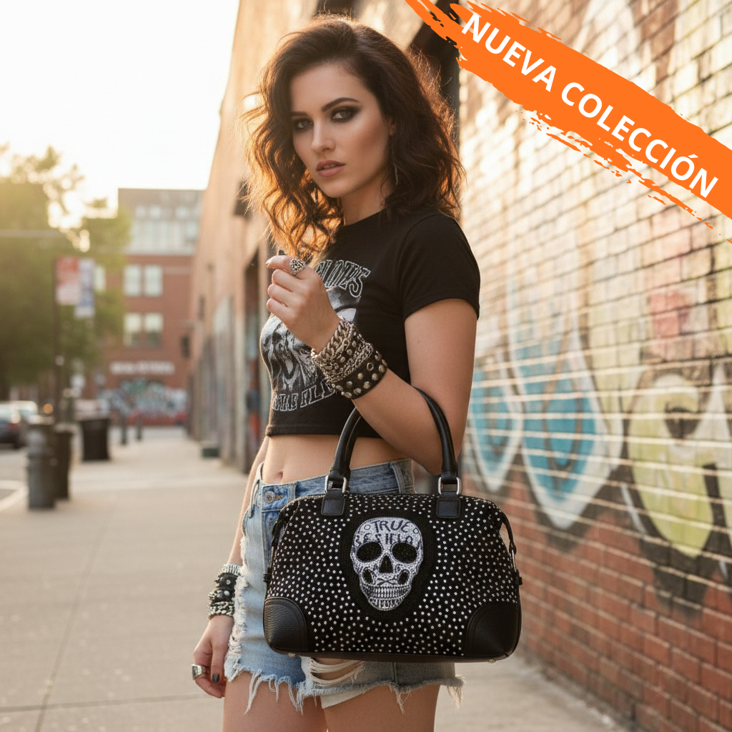 Bolso negro Y2K con calavera y tachuelas plateadas