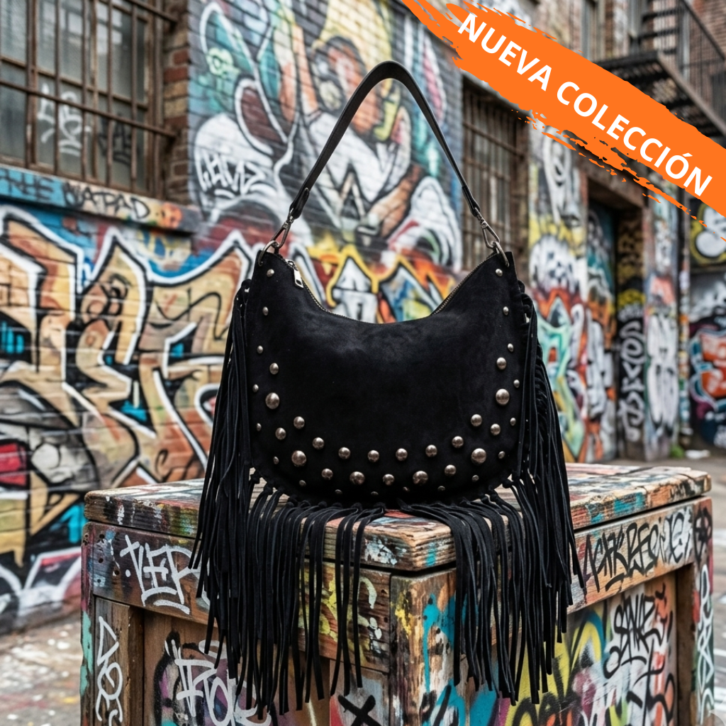 Bolso negro Y2K con remaches plateados y flecos largos