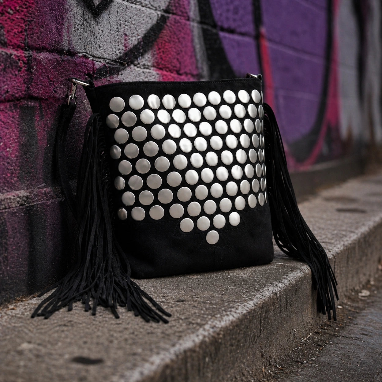 Bolso negro Y2K con remaches plateados y flecos largos