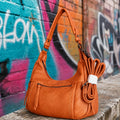 Bolso marrón Y2K con detalles plateados y correa ajustable