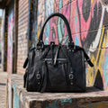 Bolso negro Y2K con detalles plateados y correa ajustable