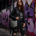 Bolso negro Y2K con remaches plateados y flecos largos
