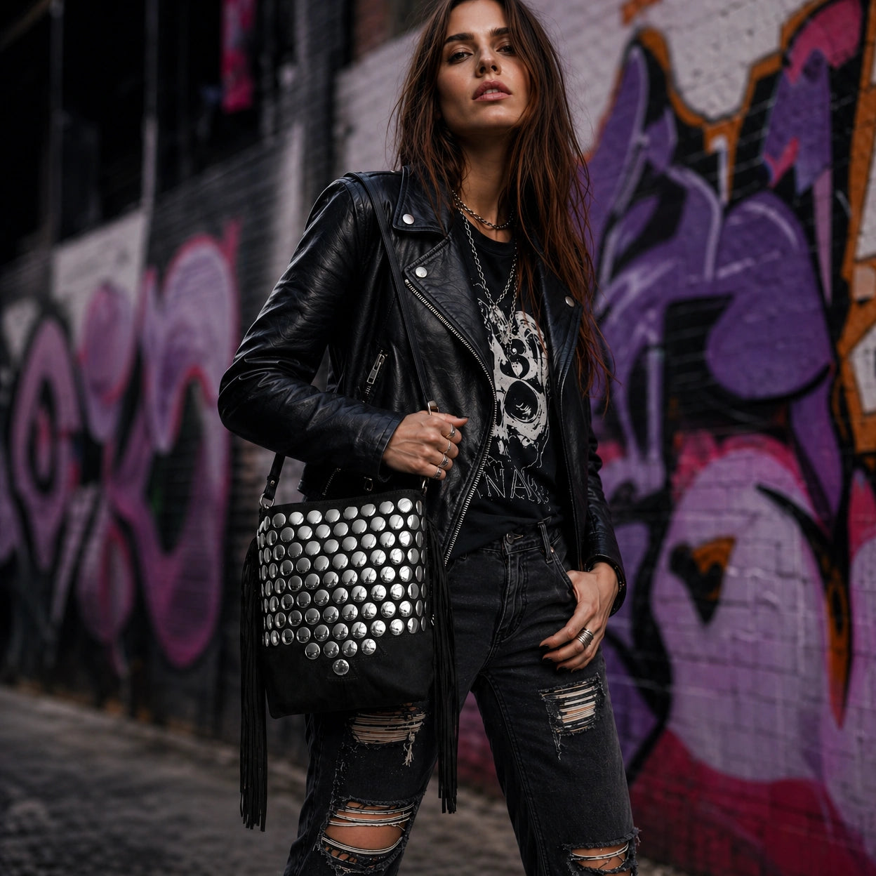 Bolso negro Y2K con remaches plateados y flecos largos